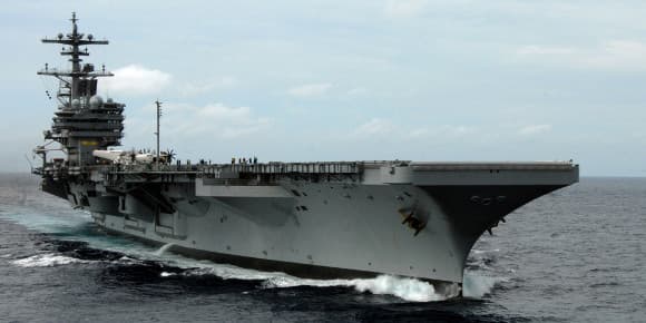 L'USS George H. W. Bush dans l'océan Atlantique. L'USS George H. W. Bush dans l'océan Atlantique.