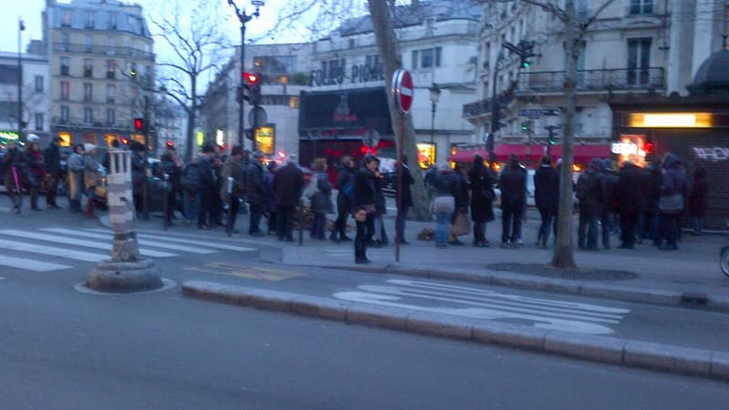 A Pigalle, il y a foule devant un kiosque à journaux