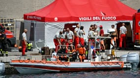 Les pompiers italiens se préparent à mener des opérations de sauvetage au large de Porticello, le 20 août 2024