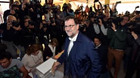 Le Premier ministre espagnol Mariano Rajoy vote, à Madrid, dimanche 20 décembre 2015. 
