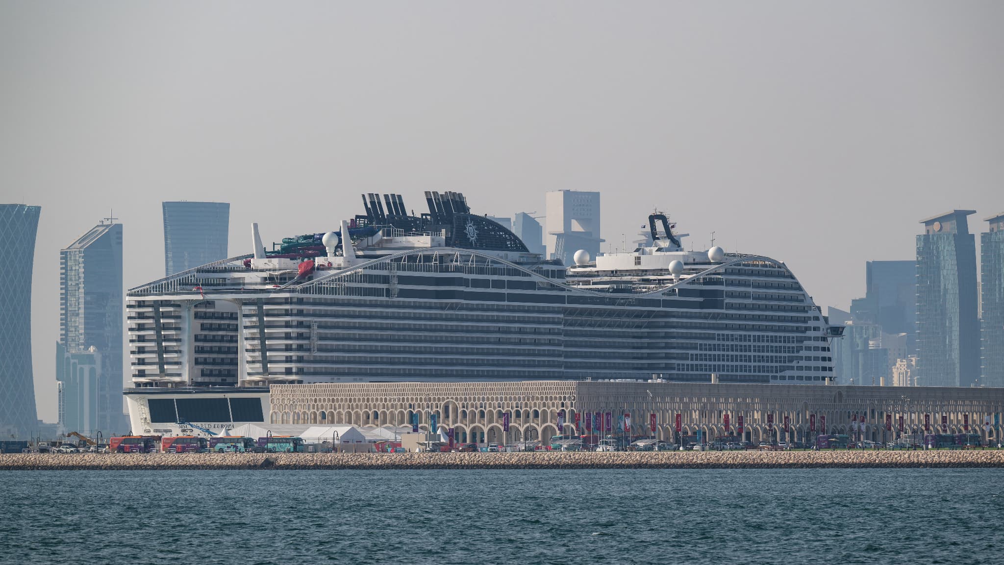 Le navire de croisière MSC World Europa à Doha (Qatar), le 13 novembre 2022. Le navire de croisière MSC World Europa à Doha (Qatar), le 13 novembre 2022.