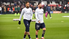 Lionel Messi et Neymar à l'échauffement avec le PSG, le 14 février 2023.