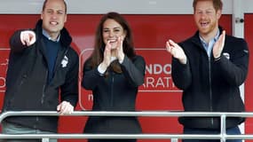 William, Kate et Harry encourageant les participants au marathon de Londres, le 23 avril 2017.