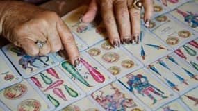 Une femme examinant un jeu de tarot à Cabo San Lucas, au Mexique, le 16 juin 2012 (photo d'illustration).