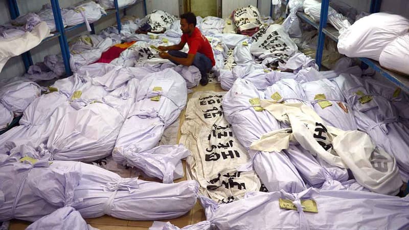 La morgue d'un des hôpitaux de Karachi où un volontaire recense les victimes de la canicule.