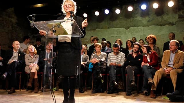 Eva Joly s'est efforcée de refaire l'unité des écologistes dans son équipe de campagne, présentée jeudi dans un café parisien et dans laquelle figurent notamment José Bové et Noël Mamère, ou encore, en invité-surprise, l'ancien patron du Samu social Xavie