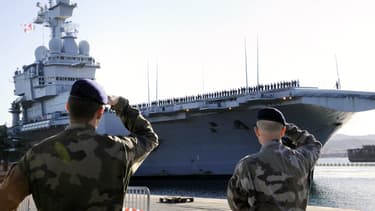 Le porte-avions Charles de Gaulle en février 2011 à Toulon
