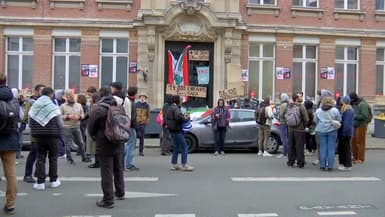 Des étudiants pro-Palestiniens bloquent l'accès à l'ESJ de Lille le 3 mai 2024.