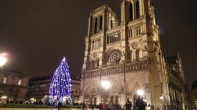 Le dispositif de sécurité est renforcé devant Notre-Dame de Paris