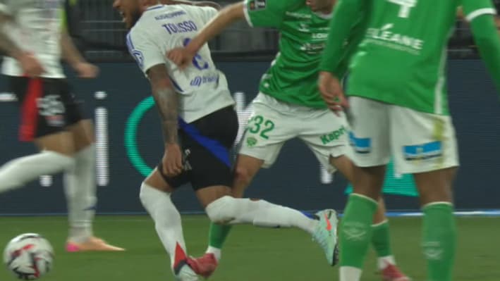 L'énorme faute de Stassin sur Tolisso qui fait polémique dans le derby Saint-Etienne-Lyon, 20 avril 2025