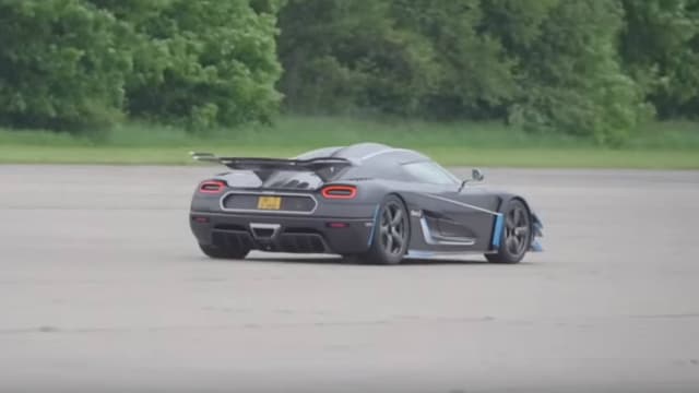 La monstrueuse One:1 atteint les 386 km/h sur la piste du Bruntingthorpe.