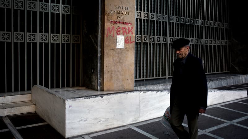 A Athènes, la façade de la banque de Grèce a été taguée pour devenir "banque de Merkel".