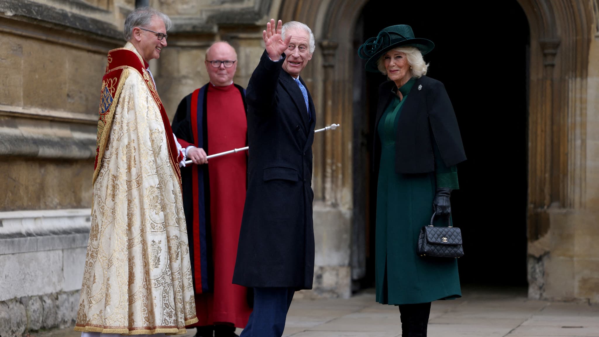 Le roi Charles III et Camilla devant la chapelle St George à Windsor, le 31 mars 2024. 