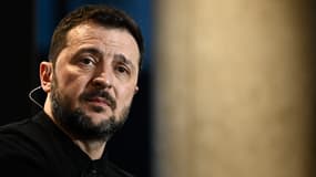 Le président ukrainien Volodymyr Zelensky donne une conférence de presse au siège de France Télévisions à Paris, le 27 mars 2025.