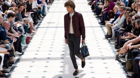 Le jogging, nouveau pantalon de costume? Burberry y croit (défilé printemps été 2016)