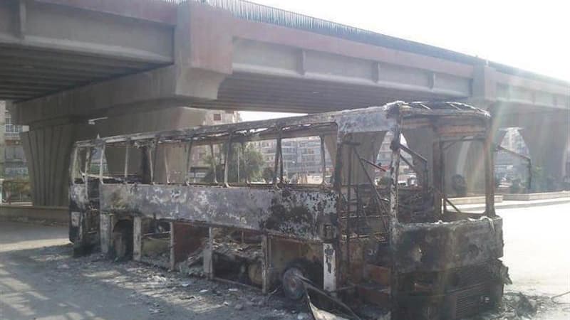 Bus des forces de Bachar al Assad à Alep, dimanche. Malgré les cris de victoire des forces gouvernementales, les tirs d'artillerie se poursuivaient lundi dans la grande ville du nord de la Syrie dont l'armée et les insurgés se disputent le contrôle. /Phot