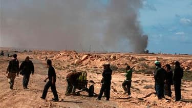 Des insurgés préparent leurs roquettes pour répliquer à un tir de mortier de l'armée dans l'Est libyen. La situation est toujours confuse en Libye, où des tirs ont été entendus dimanche à Tripoli, tandis que le régime de Mouammar Kadhafi affirme avoir rep