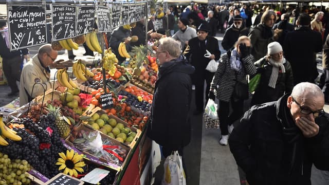 Les marchés d'alimentation resteront ouverts mais le préfet de Paris, Didier Lallement, se dit prêt à sanctionner si l'affluence pose des risques sanitaires