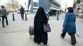 Une femme vêtue d'un niqab, dans les rues de Bruxelles, le 27 avril 2010
