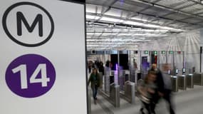 Les portillons d'accès à la station de métro de l'aéroport d'Orly, sur le prolongement de la ligne 14, le 19 juin 2024.
