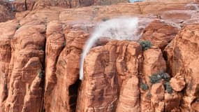 La cascade de Kayenta, coule de façon inversée à Ivins, dans l'Utah, aux Etats-Unis, posté le 17 janvier 2023
