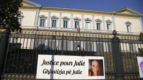 Une affiche "Justice pour Julie" devant le tribunal judiciaire de Bastia, le 10 juin 2021.
