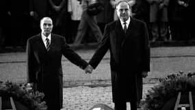 François Mitterrand et Helmut Kohl, lors d'une cérémonie en hommage aux victimes de la Première guerre mondiale, le 22 septembre 1984 à Verdun