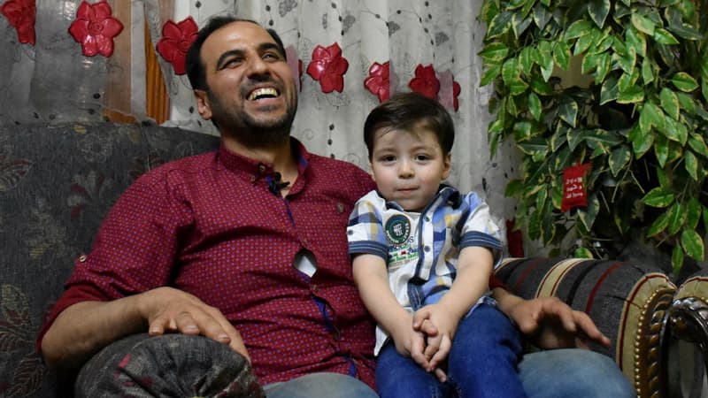 Omran, le petit garçon Syrien qui avait été photographié après le bombardement de sa maison en 2016, avec son père en juin 2017