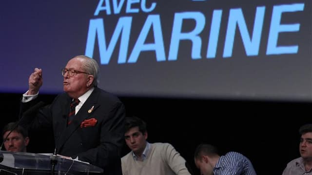 La candidate du Front national Marine Le Pen finira, malgré ses difficultés, par avoir les 500 parrainages d'élus nécessaires pour se présenter à l'élection présidentielle, a estimé mardi son père, Jean-Marie Le Pen. /Photo prise le 18 février 2012/REUTER