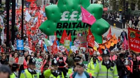 Plusieurs dizaines de milliers de personnes ont marché dans les rues de Londres samedi 18 octobre pour réclamer des hausses de salaires. 