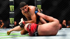 Fares Ziam (de face) dans son combat contre Michal Figlak lors du premier UFC Paris en septembre 2022