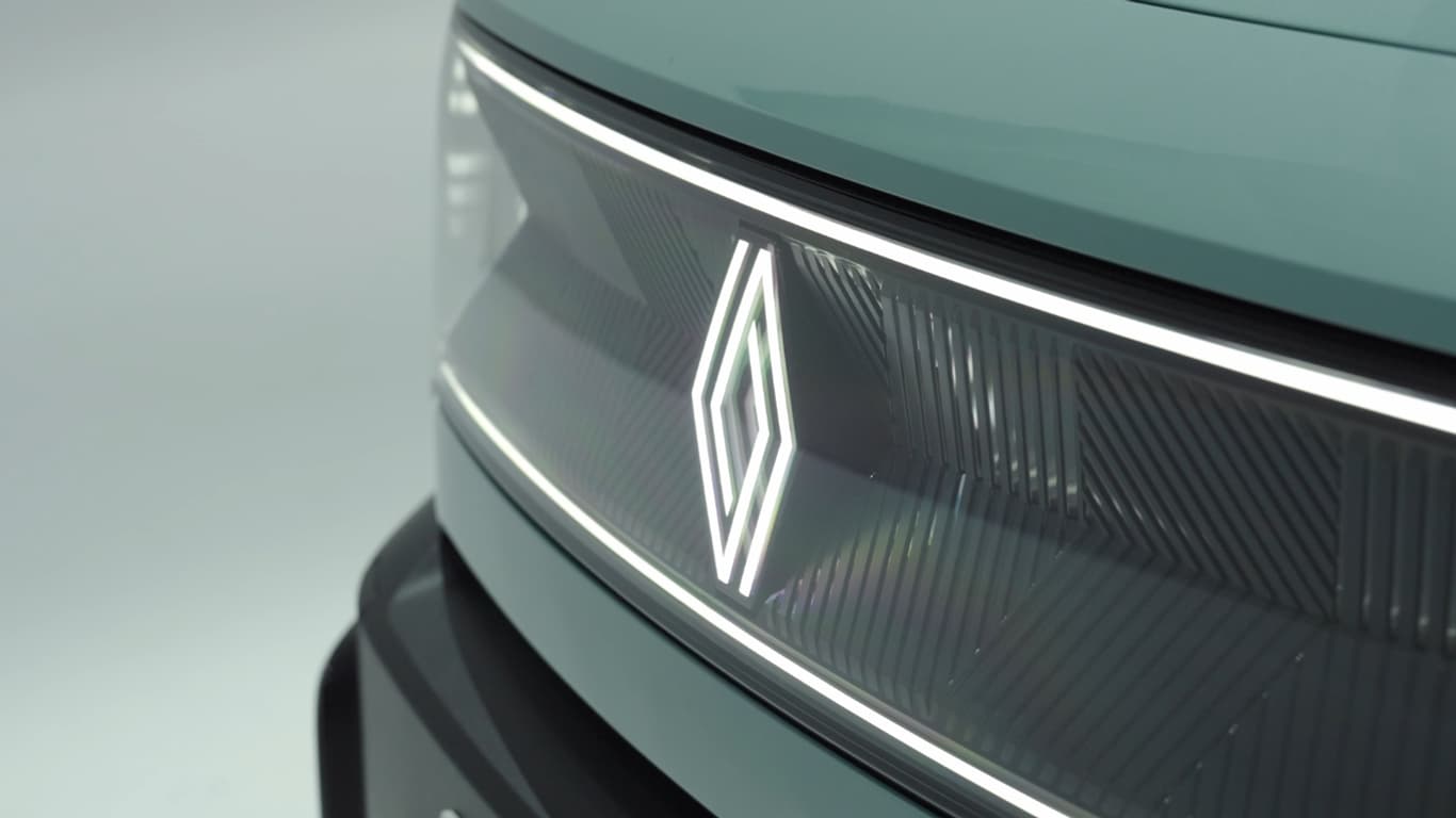 La nouvelle R4 s'impose comme le premier modèle Renault à passer au losange lumineux.