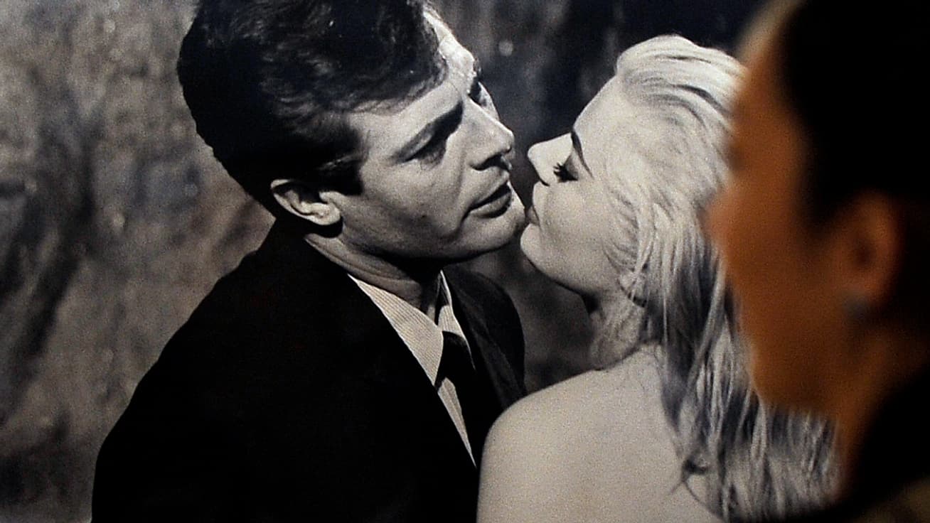 Un visiteur passe devant une scène de l’acteur italien Marcello Mastroianni et de l’actrice suédoise Anita Ekberg jouant dans le film de Federico Fellini « La Dolce Vita » dans le cadre d’une exposition au Macro Museum de Rome, le 29 octobre 2010. (Photo d'illustration)