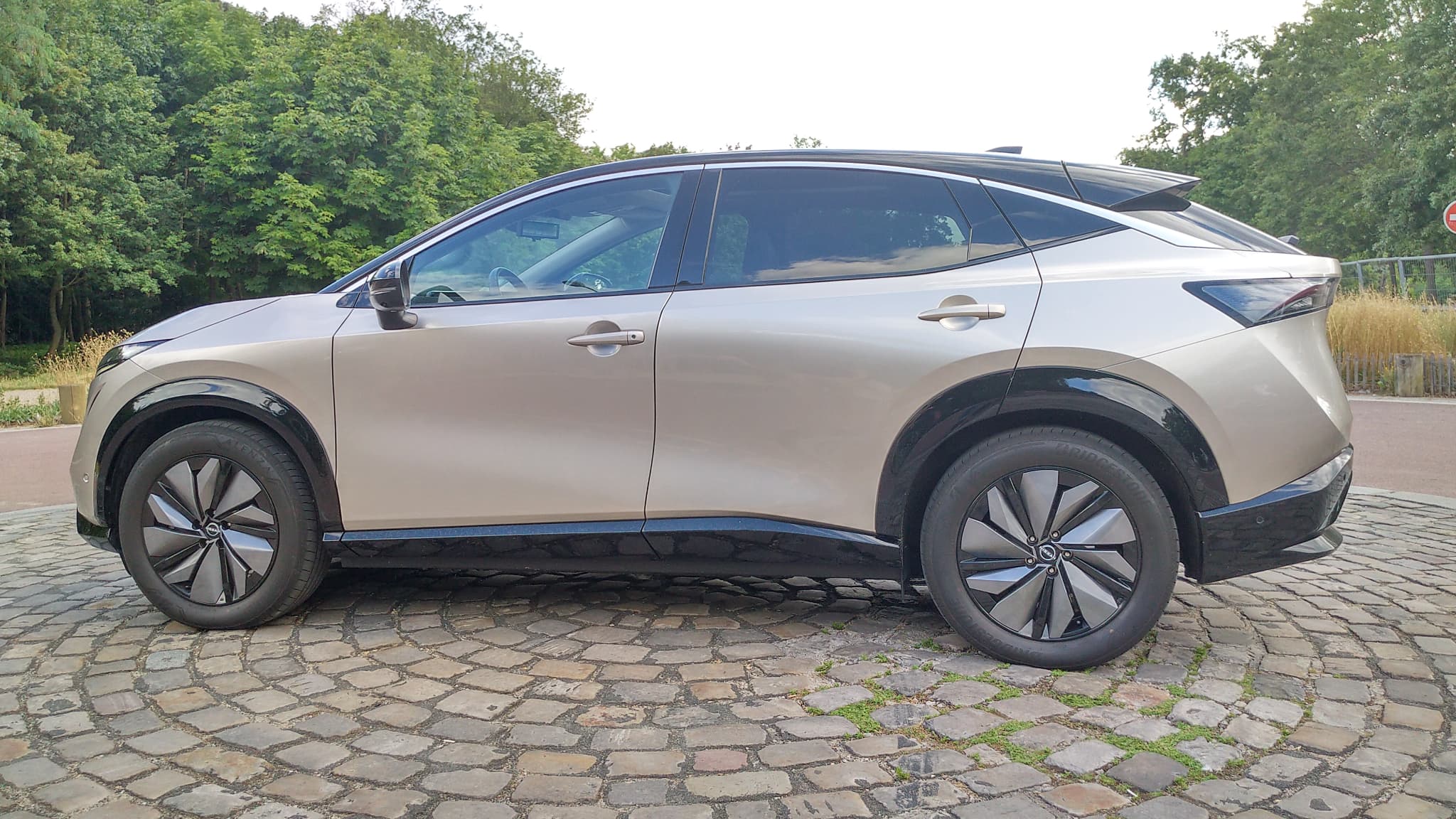 L’Ariya reste un modèle familial avec des dimensions assez impressionnantes : 4,60 mètres de long pour 1,85 mètre de largeur. L’Ariya reste un modèle familial avec des dimensions assez impressionnantes : 4,60 mètres de long pour 1,85 mètre de largeur.