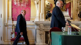 Gérard Collomb à la Mairie de Lyon le 17 octobre avec le maire sortant.