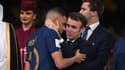 Emmanuel Macron tente de réconforter Kylian Mbappé