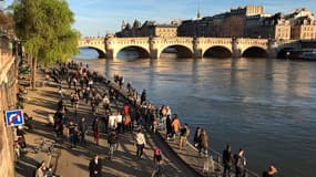 Des Parisiens sur les quais de la Seine le 14 mars 2020 ( photo d'illustration)