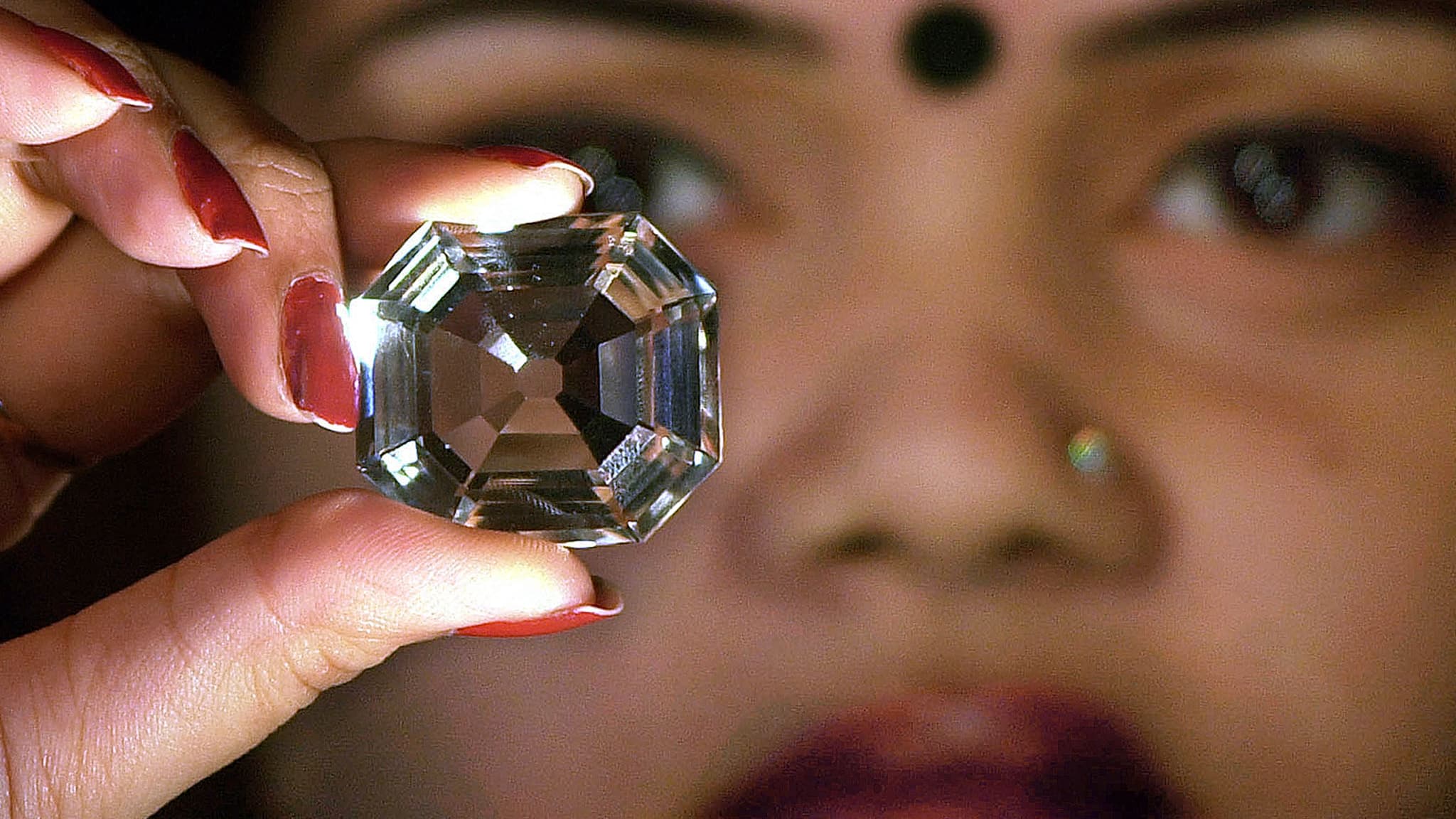 Réplique du célèbre diamant "Koh-i-noor" présenté lors d'une réunion avec la presse à Calcutta, le 29 janvier 2002.