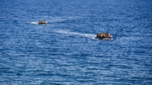 Des réfugiés arrivent sur l'île grecque de Lesbos après avoir traversé la mer Egée depuis la Turquie, le 14 octobre 2015