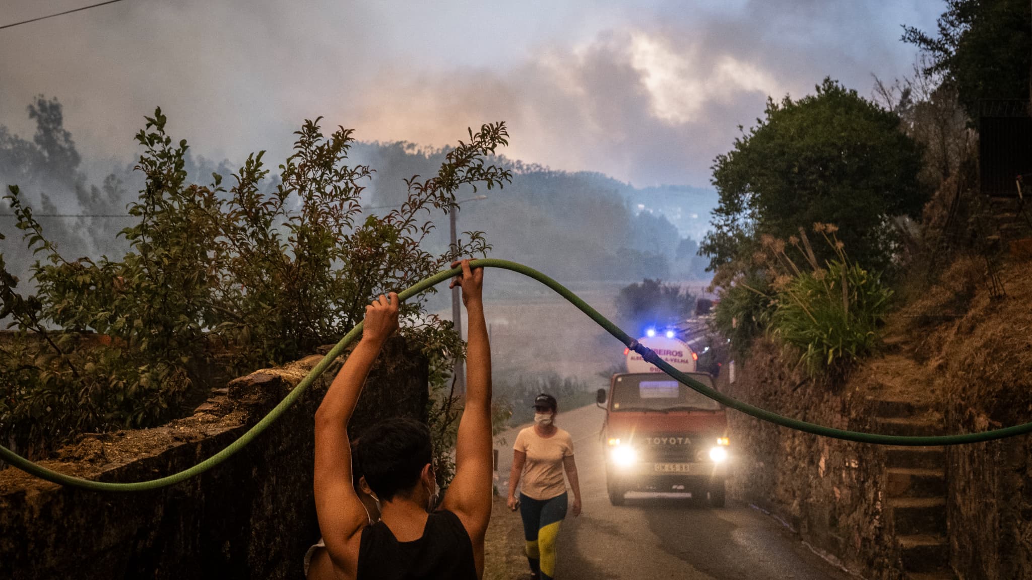 Des villageois combattent un incendie de forêt à Busturenga, Albergaria-a-Velha à Aveiro, le 16 septembre 2024. 