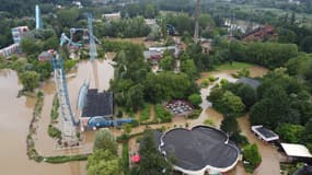 De nombreuses attractions du parc Aqualibi sous l'eau.