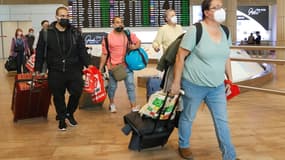 Dans cette photo pris le 1er novembre 2021, des passagers arrivent à l'aéroport Ben Gourion en Israël, un des pays où le nouveau variant Omicron a été détecté
