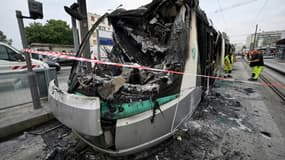 Un tramway incendié à Clamart, au sud-ouest de Paris, le 29 juin 2023.