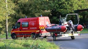 Un véhicule des sapeurs-pompiers sur les lieux où les recherches étaient en cours le 26 octobre 2022, à Beynac, en Corrèze, pour retrouver Justine Vayrac, une mère de famille disparue depuis le 23 octobre