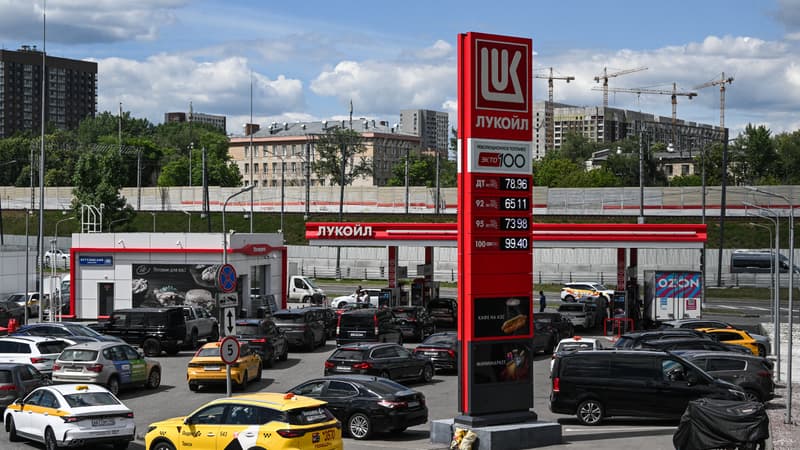 "On fait 200 km et on nous donne pas plus de 10 litres": devant des files d'attente interminables aux stations russes, Poutine est forcé de reconnaître qu'il y a "un problème"