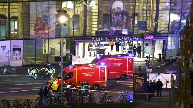 Des pompiers et des véhicules de secours devant la gare de Strasbourg après l'accident de tramway, le 11 janvier 2025