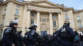 (Illustration). Des CRS en tenue anti-émeute opèrent, alors qu'une manifestation contre la visite du président français à l'Université de la Sorbonne a lieu sur la place du Panthéon, avec vue sur le bâtiment du Centre du Panthéon, à Paris, le 25 avril 2024.