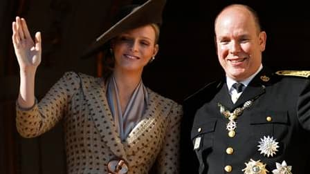 Les Monégasques n'avaient d'yeux que pour elle: au bras de son promis le prince Albert, Charlene Wittstock a fait des débuts de future princesse vendredi, jour de fête nationale à Monaco. /Photo prise le 19 novembre 2010/REUTERS/Eric Gaillard