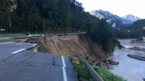 Une route partiellement détruite à La Bollene-Vesubie le 3 octobre 2020, au lendemain des violentes crues dans les Alpes-Maritimes
