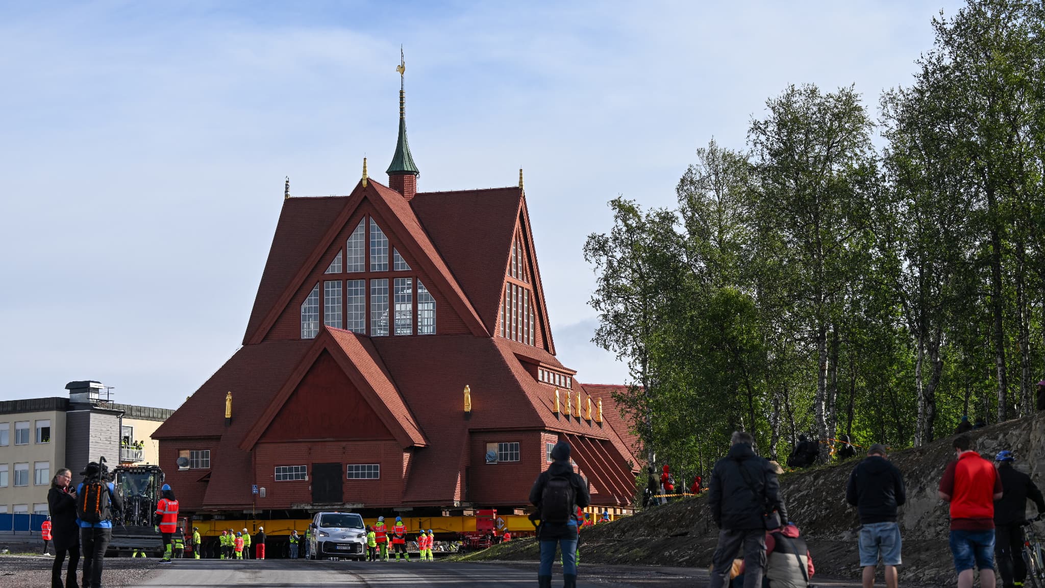 40 MÈTRES ET 672 TONNES: L'ÉGLISE DE KIRUNA DÉMÉNAGÉE DE CINQ KILOMÈTRES SUR DES ROULETTES EN SUÈDE